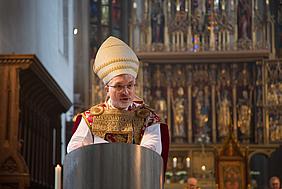 Der Eichstätter Bischof Gregor Maria Hanke hält am Pfingstsonntag die Predigt im Dom zu Eichstätt. pde-Foto: Anita Hirschbeck