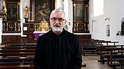 Bischof Gregor Maria Hanke bei seiner Videobotschaft zum Karfreitag in der Heilig-Kreuz-Kirche Eichstätt. Foto: Johannes Heim/pde