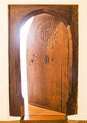 Foto: Gert Schmidbauer, Tür im Kloster Gnadenthal (um 1500) mit dem Christusmonogramm IHS und dem Symbol der Sonne