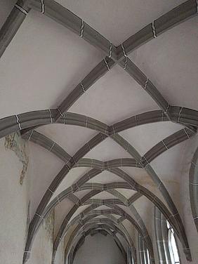 Der Kreuzgang im Kloster Heidenheim dient nicht nur als Museum, sondern auch als Ort der Meditation und Andacht. pde-Foto: Anika Taiber-Groh
