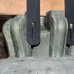 Rehau, Filialkirche St. Johannes der Täufer: Detail der Johannes-der-Täufer-Glocke.  Foto: Thomas Winkelbauer