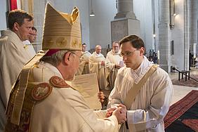 Neupriester Johannes Arweck gab Bischof Gregor Maria Hanke im Eichstätter Dom sein Gehorsamsversprechen. pde-Foto: Anika Taiber