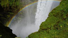 Wasserfall mit Regenbogen. Foto: Martin Geistbeck