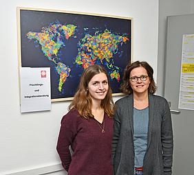 Angela Müller (rechts) und Lea Schweitzer von der Flüchtlings- und Integrationsberatung der Caritas fordern mehr Arbeitschancen für Menschen, die aus anderen Ländern nach Deutschland flüchteten. Foto: Caritas/Esser   