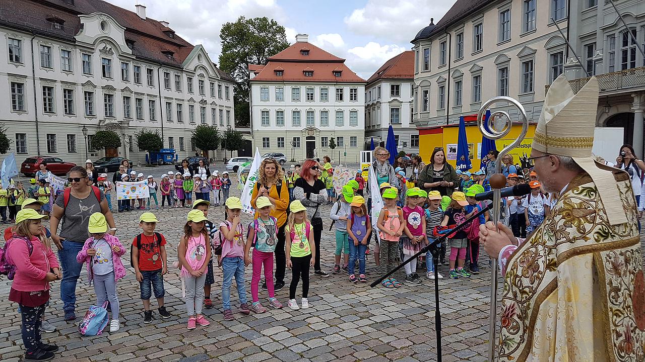Bischof Hanke begrüßt die Kinder Am Residenzplatz in Eichstätt. Foto: Geraldo Hoffmann