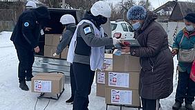 Mobile Teams der Caritas liefern Heizmaterial, Lebensmittel und warme Kleidung in der Ostukraine (Januar 2022)
