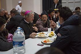Gespräche beim gemeinsamen Mittagessen: Bischof Gregor Maria Hanke und die Mitglieder der Ordinariatskonferenz mischten sich unter die Asylsuchenden. pde-Foto: Anika Taiber