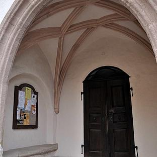 Rauenzell, Pfarrkirche Mariä Heimsuchung: Einganshalle mit gotischem Kreuzgewölbe. Bild: Thomas Winkelbauer