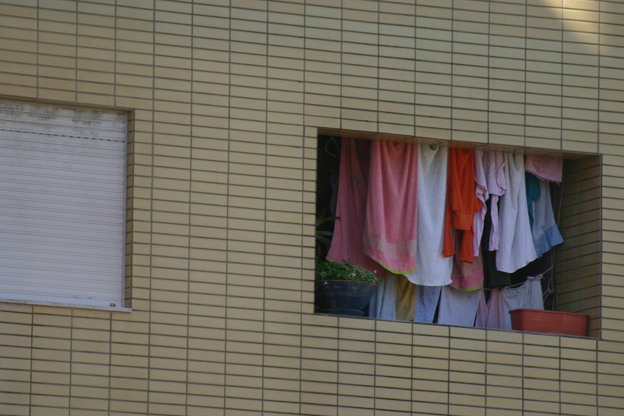 Wäsche trocknet auf einem Balkon