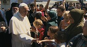 Papst Franziskus bei einer Begegnung mit Flüchtlingen. pde-Foto: Solares Célestes/CTV