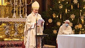 Bischof Gregor Maria Hanke bei seiner Weihnachtspredigt in der Eichstätter Schutzengelkirche. Foto: Fabian Gentner/pde