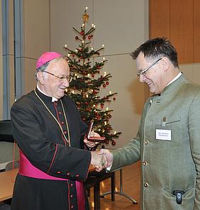 Erzbischof Zimowski überreicht Klinikum-Chef Fastenmeier die Ehrenmedaille in Gold des Papstes Benedikts XVI. Foto: Ulli Rössle/Klinikum Ingolstadt