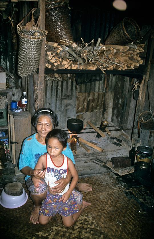 Oma mit Kind in Borneo