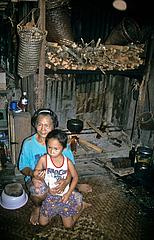 Oma mit Kind in Borneo