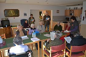 Beim gemeinsamen Singen verbrachten die Kolping-Vorsitzenden frohe Stunden mit den Bewohnern des Caritas-Altenheimes in Neumarkt.
