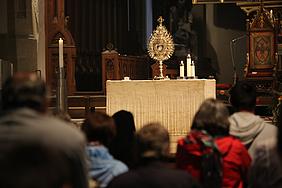 Eucharistische Anbetung im Eichstätter Dom. pde-Foto: Daniela Bahmann
