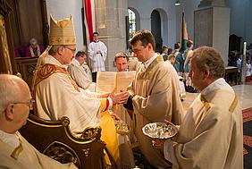 Bischof Gregor Maria Hanke salbt Sebastian Lesch die Hände. pde-Foto: Anita Hirschbeck