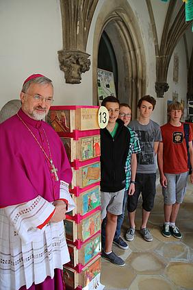 Bischof Hanke mit Schüler der Knabenrealschule Rebdorf