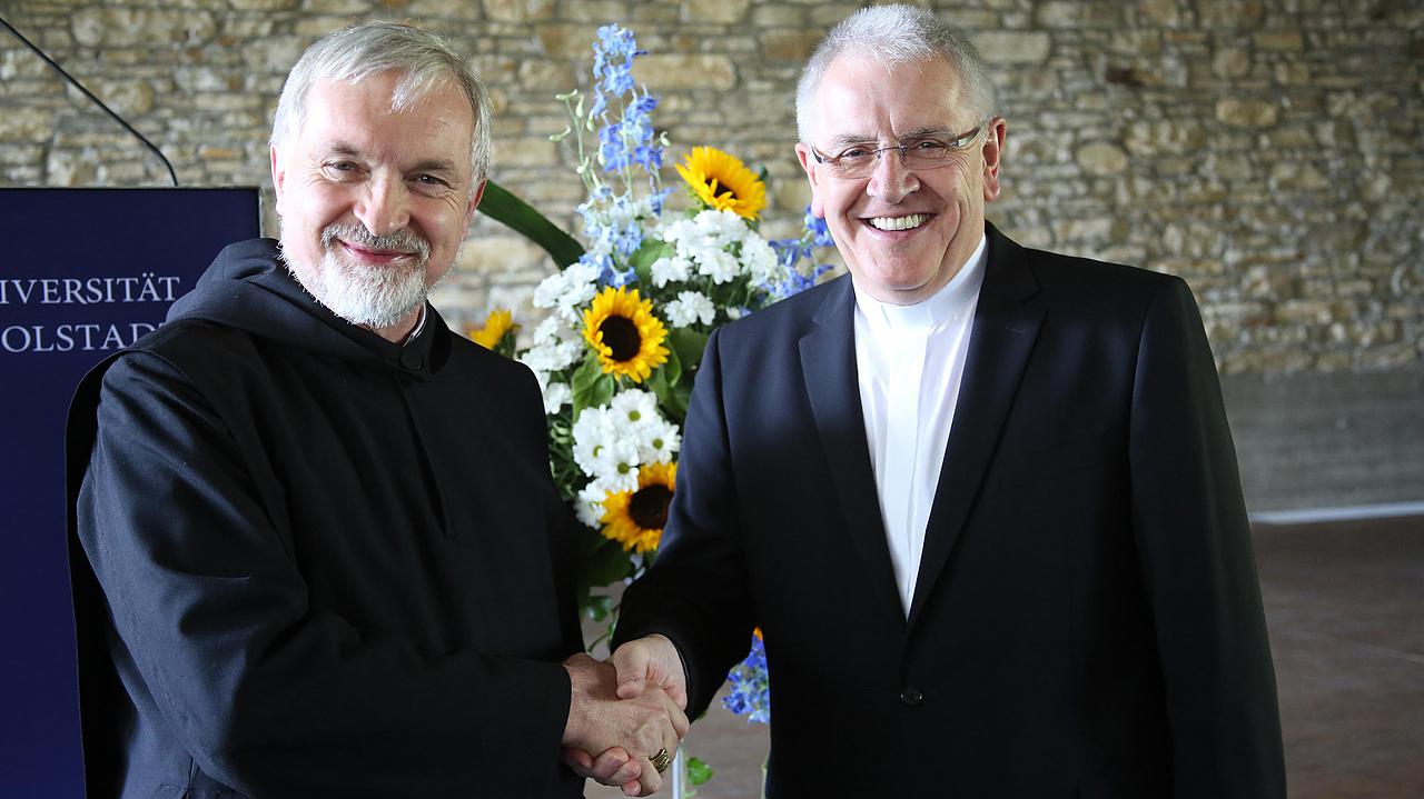 Der Eichstätter Bischof Gregor Maria Hanke begrüßt Bischof Timmerevers aus dem Partnerbistum Dresden-Meißen. pde-Foto: Mykola Vytivskyi