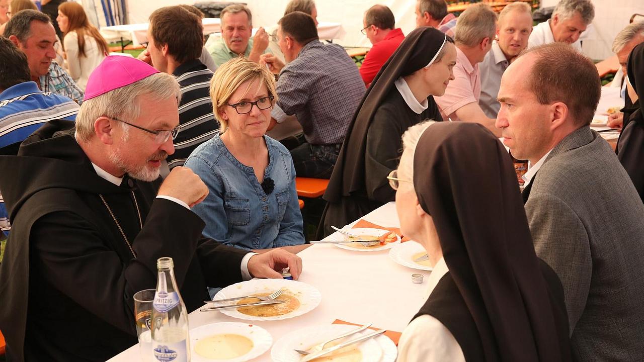 Begegnung mit Bischof Hanke im Festzelt. Foto: Andreas Schneidt