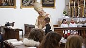 Erstkommunionkinder bei Bischof Hanke