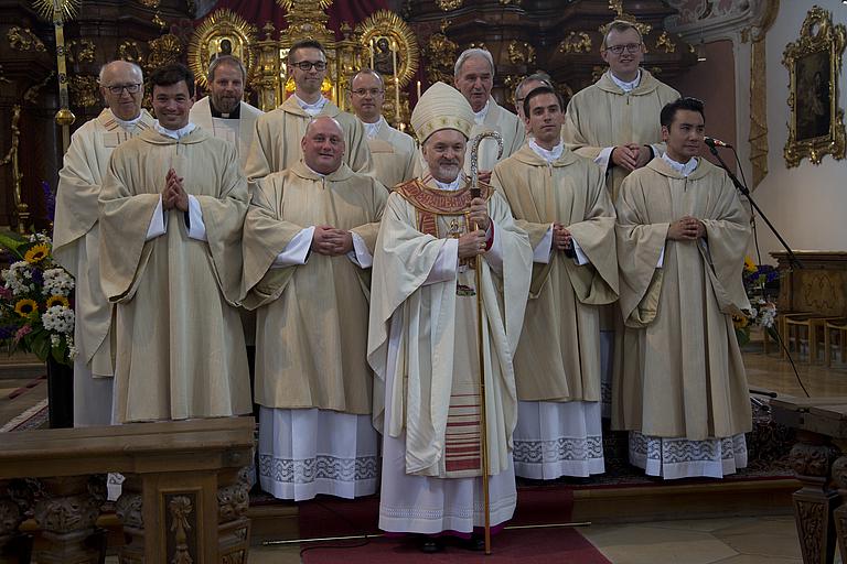 Die neugeweihten Diakone zusammen mit Bischof Gregor Maria Hanke und den Verantwortlichen des Priesterseminars.