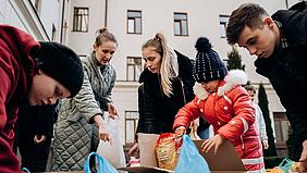 as Priesterseminar der Erzdiözese Ivano-Frankivsk im Westen der Ukraine nimmt Binnenflüchtlinge auf und verteilt Lebensmittel. 