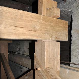Deinschwang, Filialkirche St. Martin: Neuer, handabgebundener Glockenstuhl aus Eichenholz. Bild: Thomas Winkelbauer
