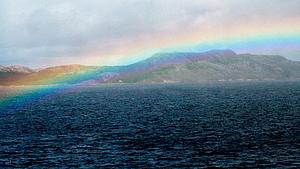 Regenbogen über einem See