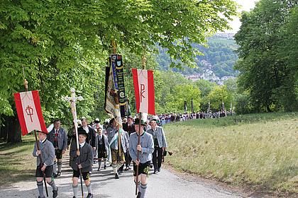 Jedes Jahr im Mai – seit 1963 - pilgern die Mitglieder des Donaugau-Trachtenverbands auf den Frauenberg. pde-Foto: Geraldo Hoffmann