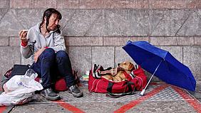 Obdachlose Frau mit ihrem Hund.