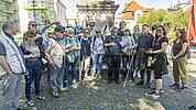 Auf dem Domplatz in Eichstätt machte die Gruppe der Taubblinden und Hörsehbehinderten mit ihren Begleitenden Station.