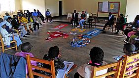 Angelika Netter im Austausch mit Multiplikatorinnen und Multiplikatoren in Burundi