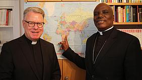 Hier ist Burundi, im Herzen Afrikas: Bischof Bonaventure Nahimana aus Rutana (Burundi) zeigt auf die Landkarte. Links der Weltkirchebeauftragte des Bistums Eichstätt, Domkapitular Prälat Christoph Kühn. pde-Foto: Johannes Heim