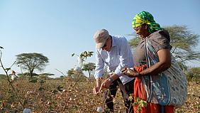 Textilingenieur Patrick Hohmann auf einem Baumwollfeld in Tansania.