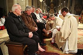 Bischof Gregor Maria Hanke hat an zwölf Männern aus dem Bistum Eichstätt die traditionelle Fußwaschung vollzogen.