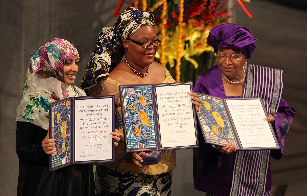 awakkul Karman, Leymah Gbowee und Ellen Johnson Sirleaf bei der Verleihung des Friedensnobelpreises 2011.