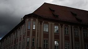 Dunkle Wolken über das Gebäude des Bischöflichen Ordinariats Eichstätt. Foto: Geraldo Hoffmann/pde