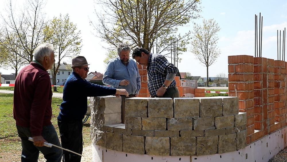 Viele Freiwillige helfen beim Neubau der Kapelle in Schernfeld mit.