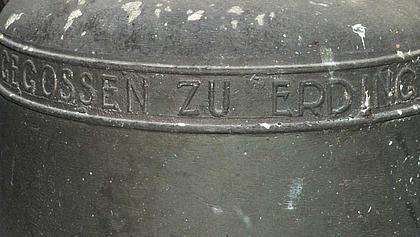 Meilenhofen, Glocke 2: Gießerinschrift des Glockengießers Karl Czudnochowsky, Erding (1950). Bild: Thomas Winkelbauer