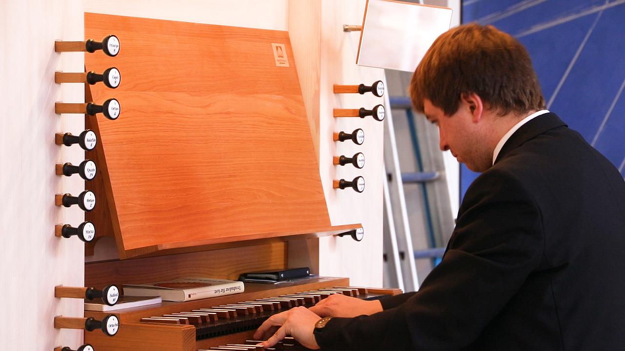 Bastian Fuchs an der Orgel