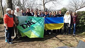 Gruppenfoto mit DJK- und Ukraineflagge
