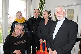 Landes-Caritasdirektor Bernhard Piendl (Mitte) informierte  sich anlässlich des von Papst Franzis-kus ausgerufenen Welttages der Armen in der Caritaseinrichtung Villa Johannes über Armut in Ingolstadt. Dabei sprach er sowohl mit Betroffenen (links) als 