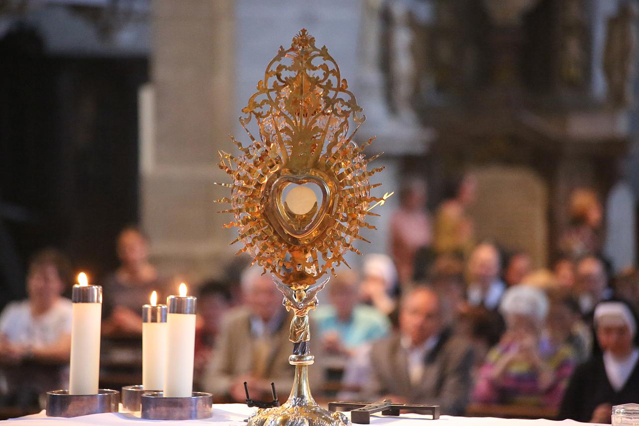 Eucharistische Anbetung im Eichstätter Dom. Foto: Geraldo Hoffmann