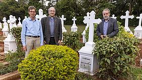 Markus Wittmann, Generalvikar Pater Michael Huber und Gerhard Rott am Grab des verstorbenen Eichstätter Diözesanpriesters Josef Rackl.