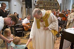 Bild 2: Bischof Gregor Maria Hanke feierte am Samstag, 4. Juli, mit den Familien einen Gottesdienst im Eichstätter Dom. pde-Foto: Anika Taiber
