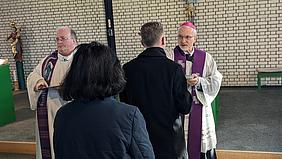 Bischof Hanke teilt das Aschenkreuz aus.