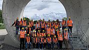 Die Besuchergruppe in einem Segment der ICE-Tunnelröhre bei der Firma Bögl in Sengenthal. 