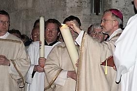 Feier der Osternacht mit Bischof Gregor Maria Hanke: Die Osterkerze wird entzündet