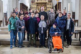 Bischof Gregor Maria Hanke (Mitte) mit Kindern, Pädagogen und Pflegepersonal aus dem Caritas-Zentrum St. Vinzenz in Ingolstadt. pde-Foto: Anita Hirschbeck